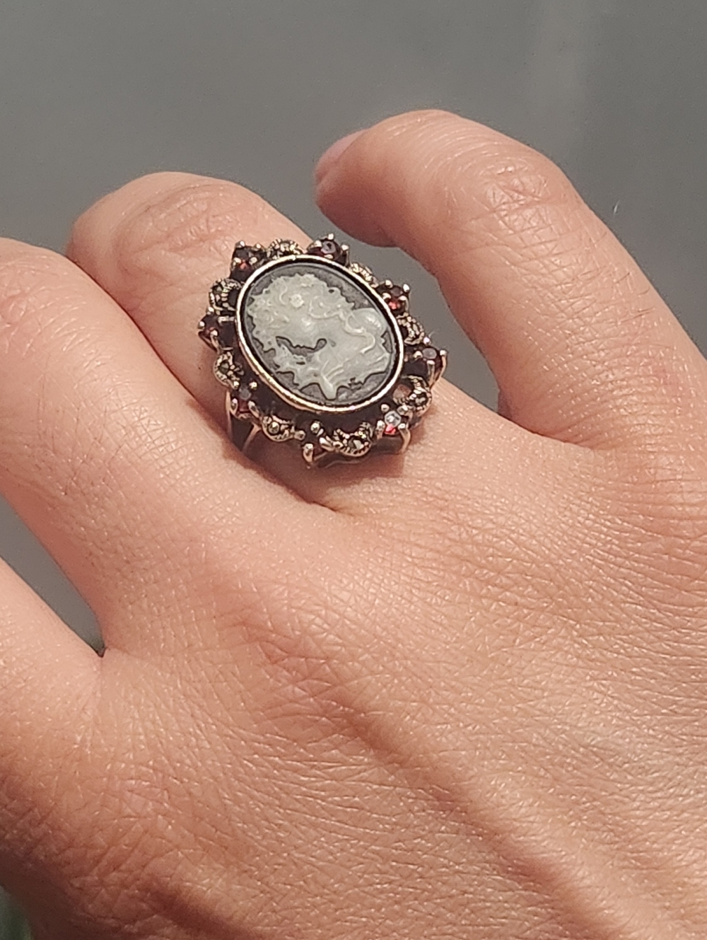 Vintage Black and White Cameo Ring With Garnet Stones - 925